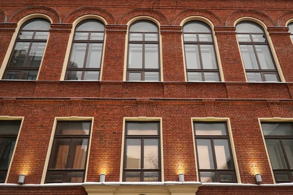 Evin pervazı kırmızı tuğladan yapılmış ve pencereler de kemerli.