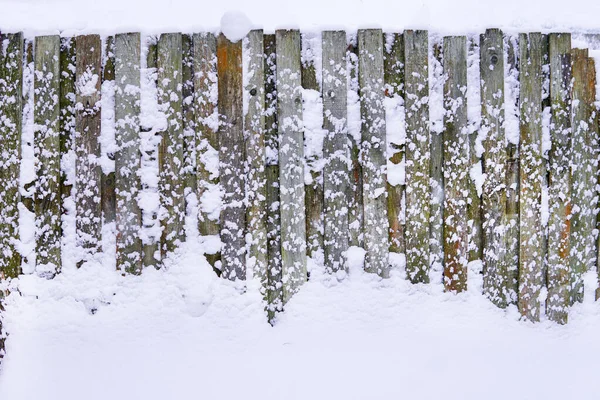 Recinzione Legno Nella Neve Inverno Neve Sfondo Bianco Isolato — Foto Stock