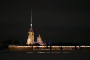 Peter ve Paul Kalesi kışın Neva nehrinde, St. Petersburg, Rusya