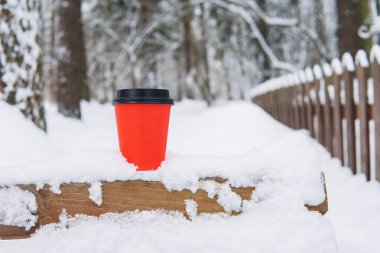 Kahve fincanları için kırmızı kağıt bardak. Kafe verandasında kahve.
