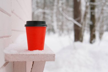 Pembe tahta duvara karşı kahve için kırmızı kağıt bardak. Kapatın. Sevgililer Günü
