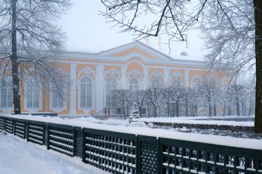 St. PETERSBURG, Rusya- 01.11.2022: Kuşhane Pavyonu (Batı) Peterhof. Büyük pencereli taş çardak Ormanda kışın