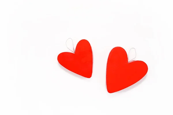 Na dřevěné podlaze stojí dárková krabice ve tvaru červeného srdce. Valentýn - 14. února — Stock fotografie