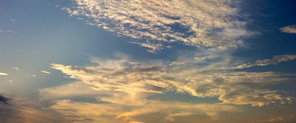모양으로 구름의 모양을 바꾸는 파노라마 — 스톡 사진