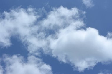 Beyaz bulutlar mavi gökyüzü güzelliğine karşı Doğanın yaptığı