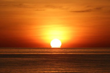 Sabahın köründe parlak renkler Denizden gün doğumunda