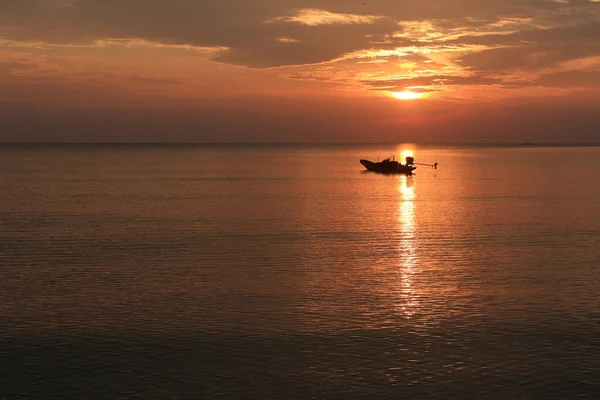 Boat Silhouette Early Morning Different Perspectives Far — Stock Photo, Image