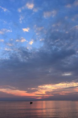 Tekne silueti, sabahın erken saatlerinde, farklı perspektifler, yakın ve uzak