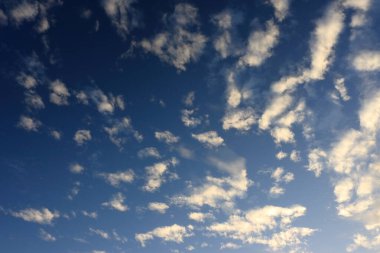 Sabahları, gün doğumunda ve bulutların rengini ve şeklini farklı şekillerde değiştiren bulutlardan oluşan fotoğraf seti.