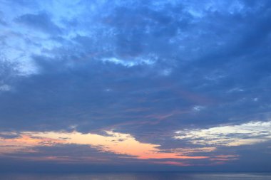 Sabahları, gün doğumunda ve bulutların rengini ve şeklini farklı şekillerde değiştiren bulutlardan oluşan fotoğraf seti.