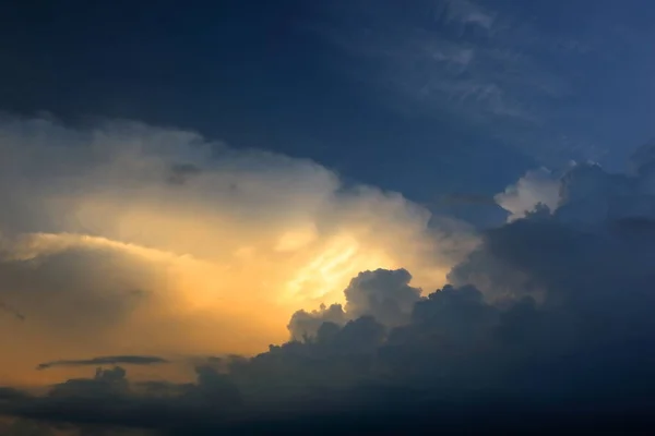 Foto Conjunto Nuvens Pela Manhã Nascer Sol Mudando Cor Forma — Fotografia de Stock