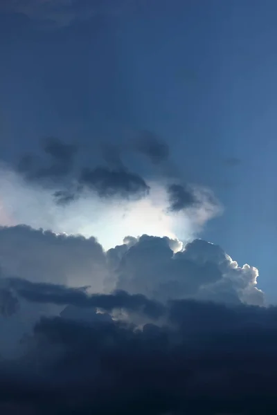 구름의 그리고 모양으로 구름의 색상과 모양을 — 스톡 사진
