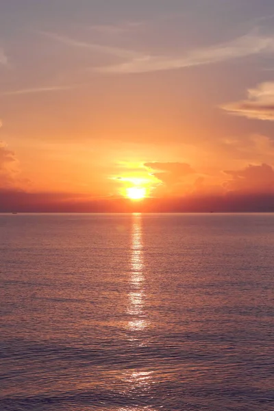 早晨云彩的照片 日出时分云彩的美丽 晨阳和大海的光芒 — 图库照片