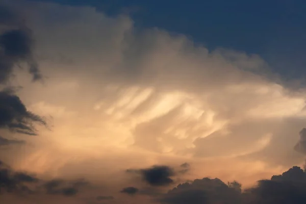방법으로 구름의 모양을 바꾸는 — 스톡 사진