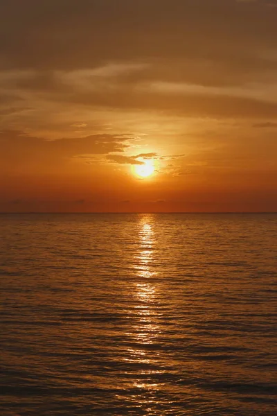 Fotografi Soluppgången Från Havet Och Den Vackra Himlen Och Morgonmolnen — Stockfoto