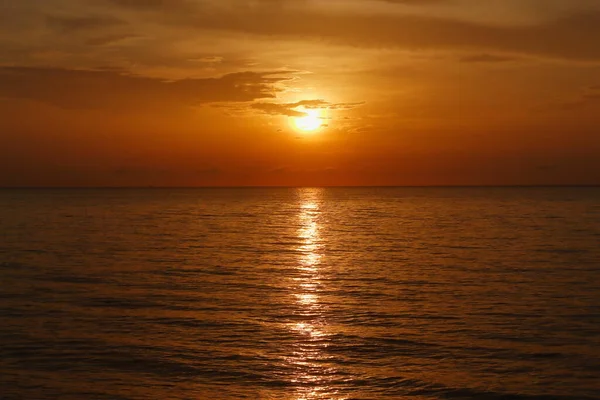 Fotografi Soluppgången Från Havet Och Den Vackra Himlen Och Morgonmolnen — Stockfoto