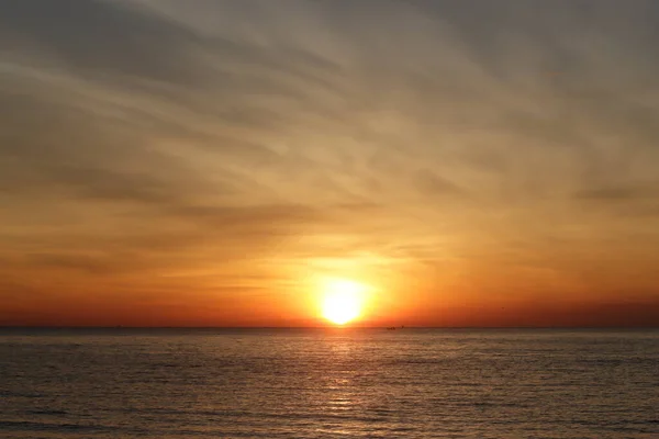 Fotografi Soluppgången Från Havet Och Den Vackra Himlen Och Morgonmolnen — Stockfoto