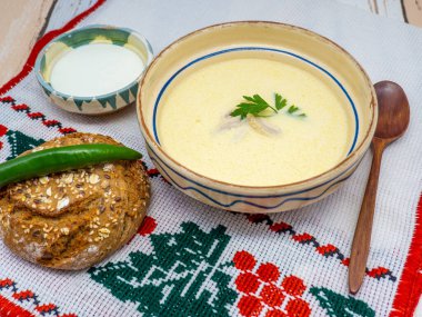 Romanya yemeği ciorba de burta veya acı biber ve ekşi kremayla servis edilen işkembe çorbası