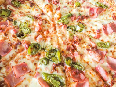 Lezzetli salamlı pizzayı kapat.