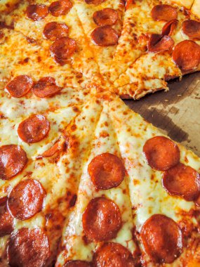 Lezzetli salamlı pizzayı kapat.