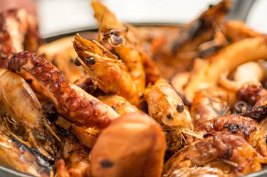 Kızarmış karides ve ahtapot dokunaçlarını kapatın.