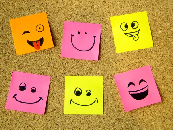 Mantar yönetim kurulu ofis resmi konsept fotoğrafında farklı bir yüz ifadesi olan post-it notları