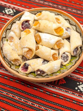 Geleneksel Romen tatlı Coltunasi reçelli Cornulete köftesi veya Türk lezzeti 