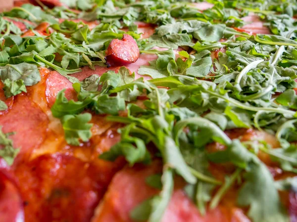 Închideți Pizza Gustoasă Salam Rucola — Fotografie, imagine de stoc