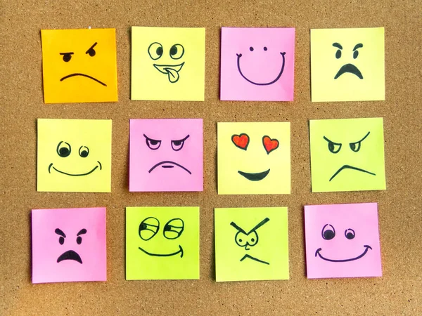 Φελλός Πίνακας Πολύχρωμο Post Του Αντιπροσωπεύουν Διάφορα Emoticons Διάφορα Συναισθήματα — Φωτογραφία Αρχείου