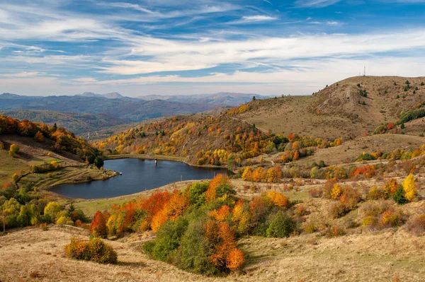Jesienny Krajobraz Jeziorem Pobliżu Róży Poieni Romania — Zdjęcie stockowe