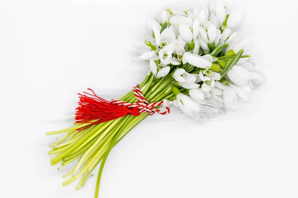 Strauß Schneeglöckchen Gebunden Mit Rot Weißer Gedrehter Kordel Martisor Frühlingssymbol — Stockfoto