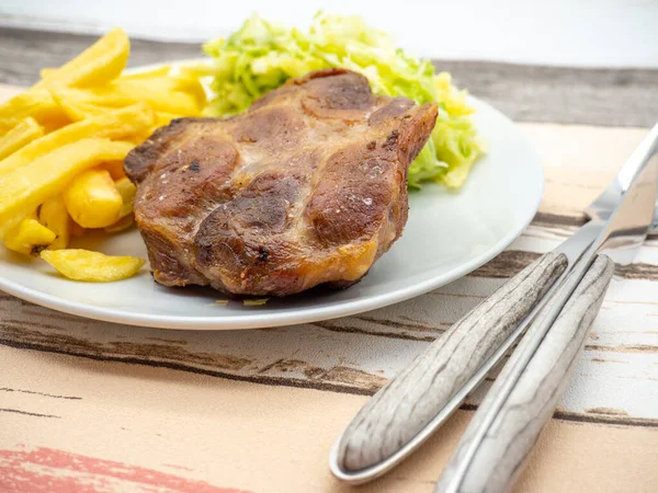 Svinekjøtt Servert Med Pommes Frites Kålsalat Hvit Tallerken – stockfoto