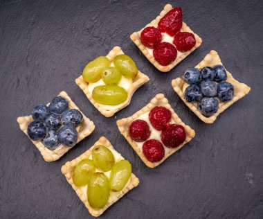 Taze çilek ile lezzetli mini tatlılar