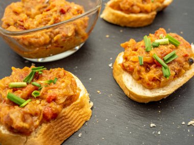 zacusca, Romanya sebze ezmesi, kavrulmuş patlıcan, soğan domates ezmesi ve kavrulmuş kırmızı biber.