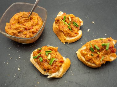 zacusca, Romanya sebze ezmesi, kavrulmuş patlıcan, soğan domates ezmesi ve kavrulmuş kırmızı biber.