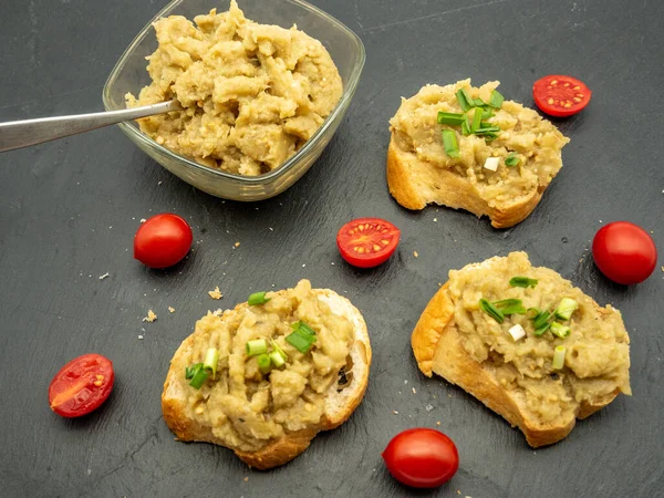 Antipasto Insalata Melanzane Rumene Con Cipolla Pomodori Spalmati Sul Pane — Foto Stock