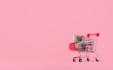 Alışveriş konsepti: pembe arka planda kırmızı alışveriş arabasında karton kutular veya karton kutular. Çevrimiçi alışveriş tüketicileri evden ve teslimat servisinden alışveriş yapabilirler. kopyalama alanı ile