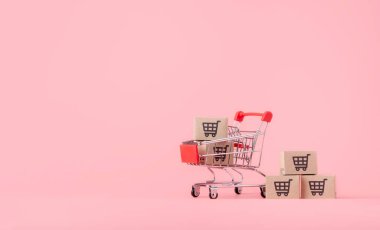 Alışveriş konsepti: pembe arka planda kırmızı alışveriş arabasında karton kutular veya karton kutular. Çevrimiçi alışveriş tüketicileri evden ve teslimat servisinden alışveriş yapabilirler. kopyalama alanı ile