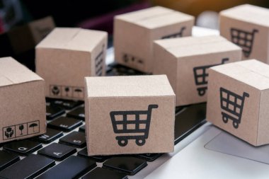 İnternetten alışveriş, kağıt kutular ya da klavyede alışveriş arabası logosu olan bir paket. İnternet üzerinden alışveriş hizmeti sunuyor.