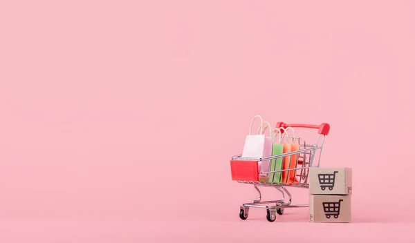 Vásárlási Koncepció Kartondobozok Vagy Papírdobozok Bevásárló Táska Piros Bevásárlókosárban Rózsaszín — Stock Fotó