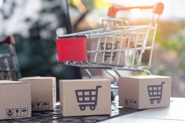 Nternetten Alışveriş Yapmak Paket Kağıt Kutular Içinde Alışveriş Arabası Logosu — Stok fotoğraf