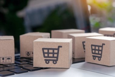 İnternetten alışveriş, kağıt kutular ya da klavyede alışveriş arabası logosu olan bir paket. İnternet üzerinden alışveriş hizmeti sunuyor.