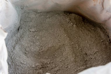 Poşette çimento tozu var.