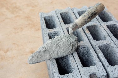 İnşaat işi için beton tuğlaya beton tozu ya da malalı harç.