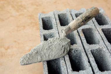 İnşaat işi için beton tuğlaya beton tozu ya da malalı harç.