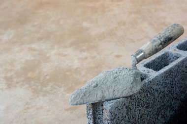İnşaat işi için beton tuğlaya beton tozu ya da malalı harç.