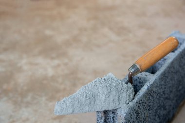 İnşaat işi için beton tuğlaya beton tozu ya da malalı harç.