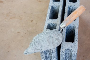 İnşaat işi için beton tuğlaya beton tozu ya da malalı harç.