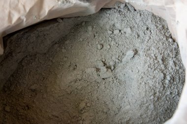 Poşette çimento tozu var.