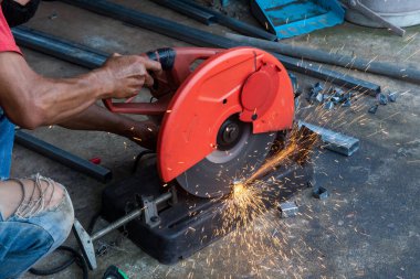 İşçi çeliği kesmiş, tekerlek testeresiyle kesmiş, tekerlekleri kesmiş..